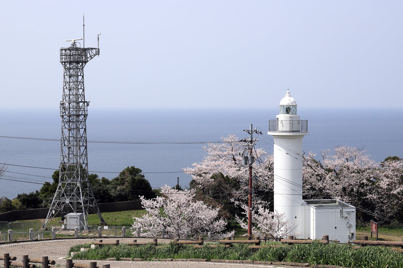 越前岬灯台と越前海岸の眺め